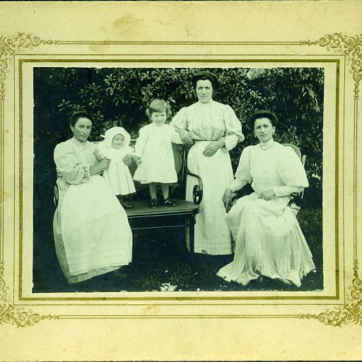 Maria Baronj Baschieri con le figlie, la balia e la cuoca a Roncolo, ca. 1900